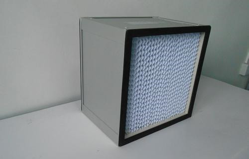 新款ULPA高效過濾器的濾芯用超細玻璃纖維濾料經打膠折疊而成,外框可選用夾層木板、鍍鋅銅板、不銹鋼板及鋁合金板,通過聚氨酯膠緊密粘接,具有質量輕、透氣量大,集塵率高達99.95-99.999%,且耐堿,耐高溫。ULPA過濾器用于電子廠、半導體、精密機械、制藥、醫(yī)院、食品等行業(yè)中對潔凈度要求交高的民用或工業(yè)潔凈廠所的末端過濾,下面由北方濾器為大家講解新款ULPA(超高效)過濾器的特點及參數